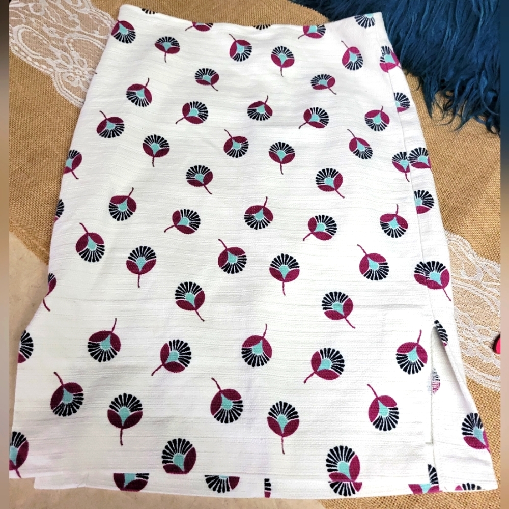 Loft size 0 printed pencil skirt new condition very nice well